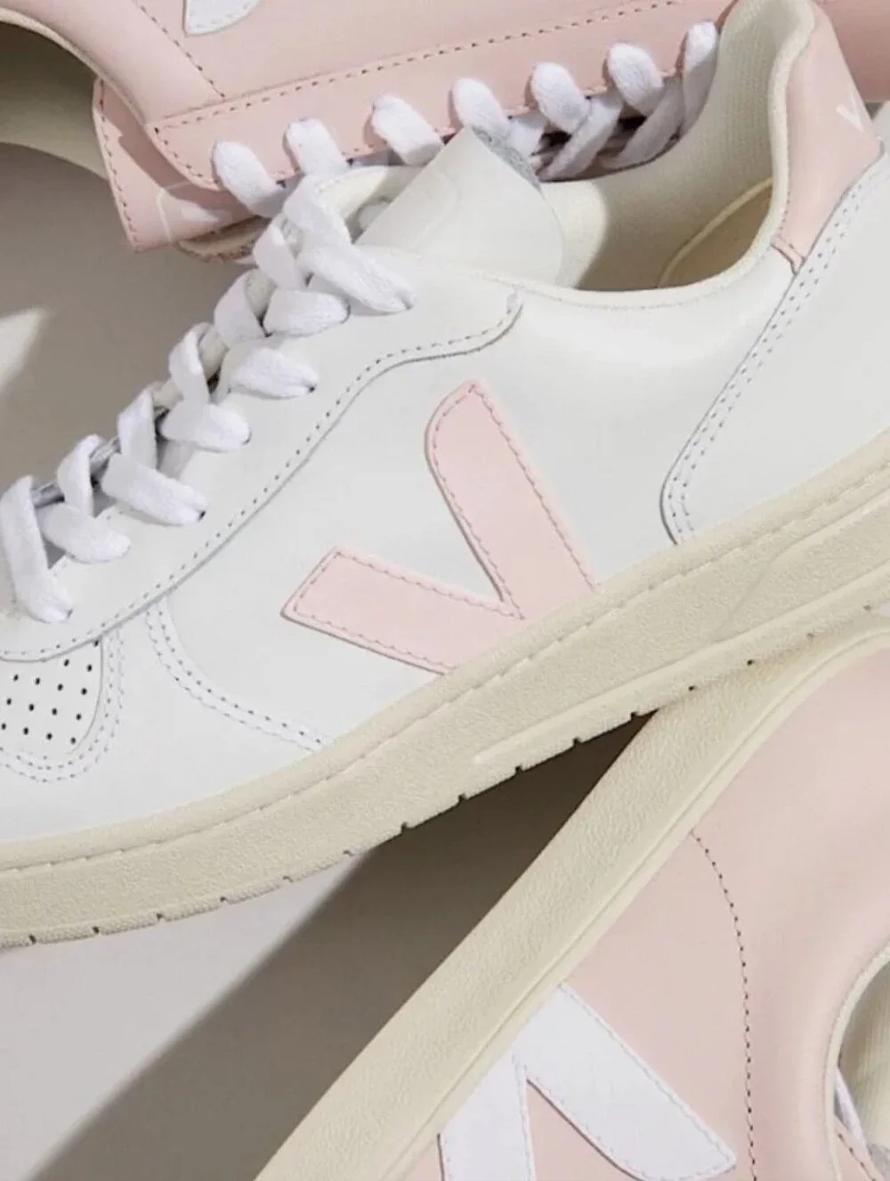 $195 Veja V10 Sneakers Petale Pink White Leather Size 8